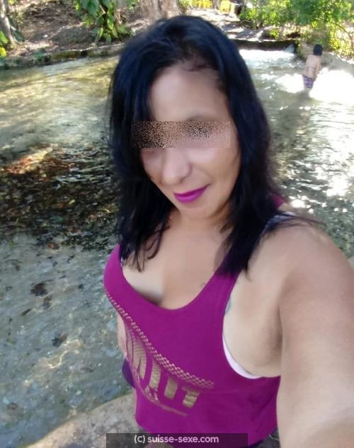 Femme colombienne de passage a Baar, pratique la sodomie